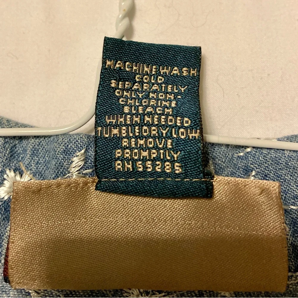 Cute sleeveless denim crop top that ties in front. - Picture 5 of 6